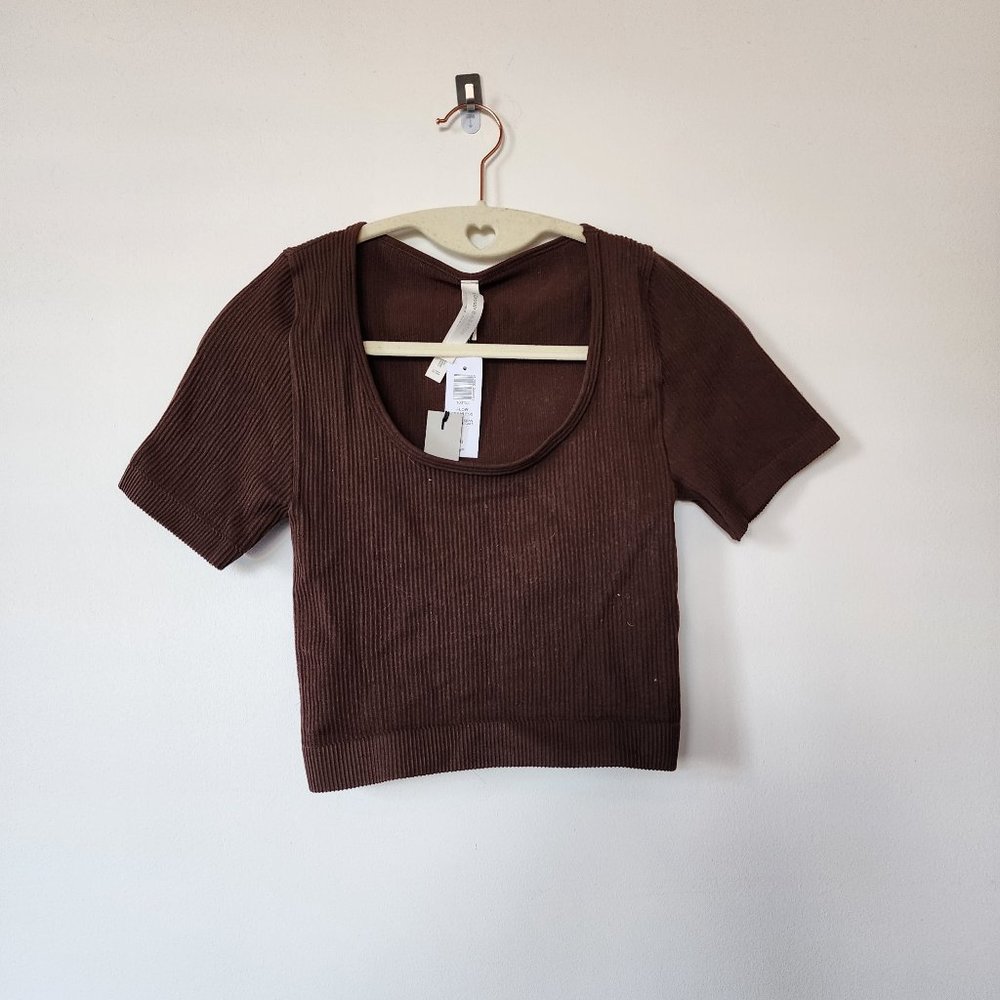 Aritzia Babaton Flow Seamless ribbed crop top